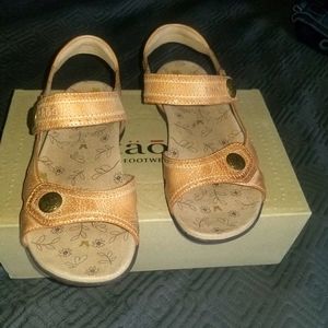 Womens Taos sandal